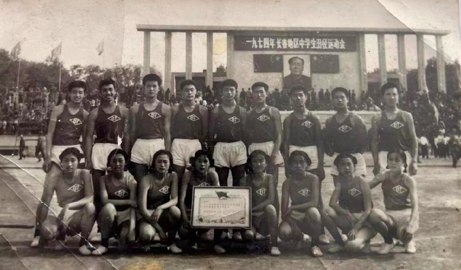 1974年，长春地区中学生田径运动会 资料图片.png
